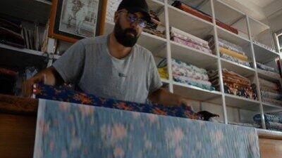 Erzincan’da yarım asrı aşkın süredir faaliyet gösteren tarihi kumaşçı dükkanı,