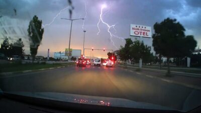 Erzincan’da gök gürültülü sağanak yağış etkili oldu. Art arda çakan