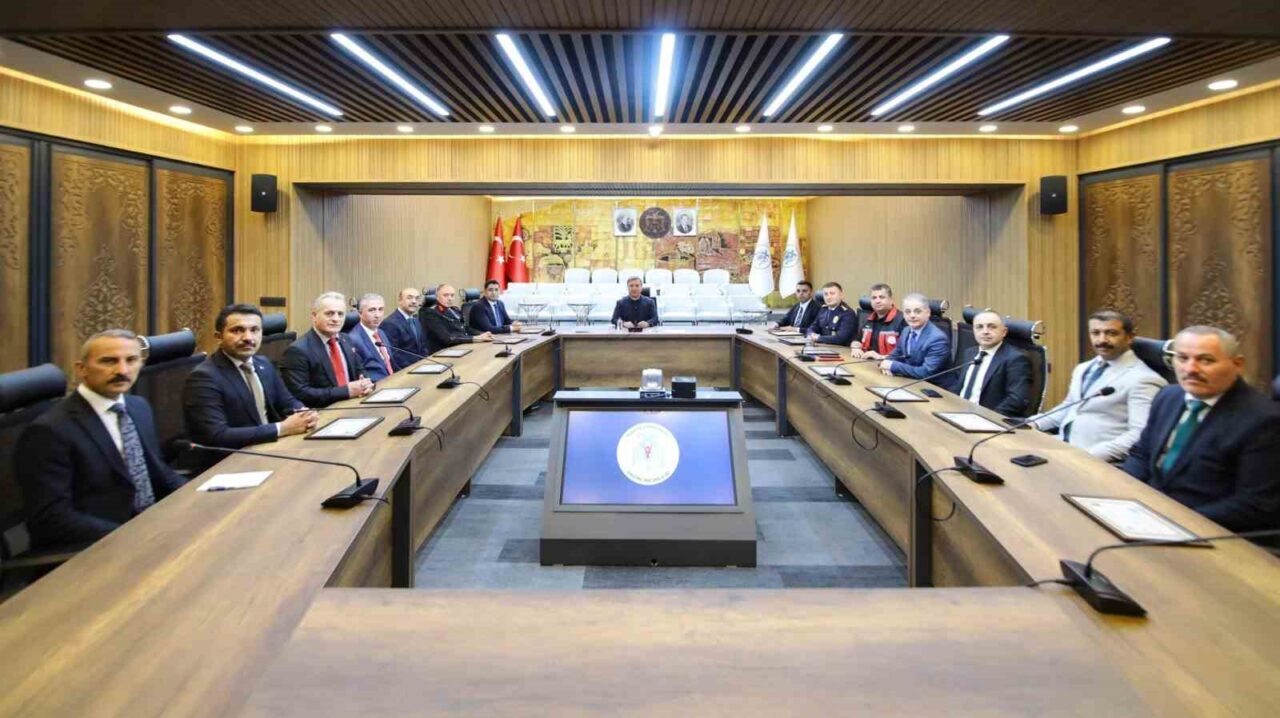 Erzincan Valisi Hamza Aydoğdu, görevlerinde gösterdikleri başarılı çalışmalarından ve üstün