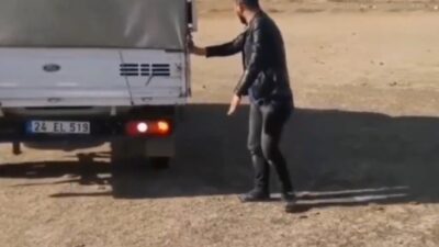 Erzincan’da ehliyet sınavına hazırlanan gençler, duba yerine taş kullanarak park