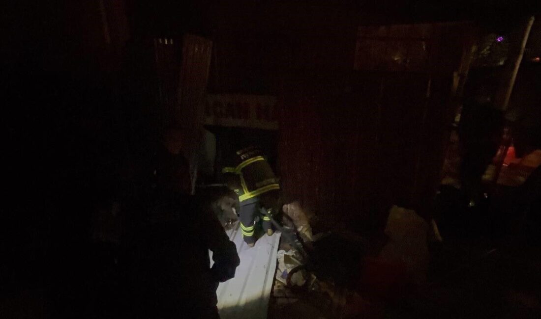 Erzincan’da büfede gece saatlerinde çıkan yangın vatandaşların müdahalesiyle büyümeden söndürüldü.