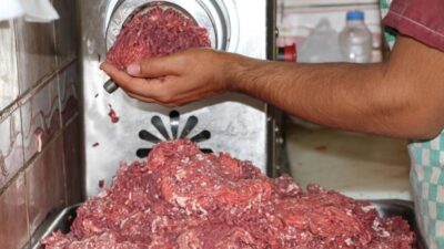 Erzincan’da bayramın birinci gününde kurban kesimlerinin ardından başlayan kasapların kıyma
