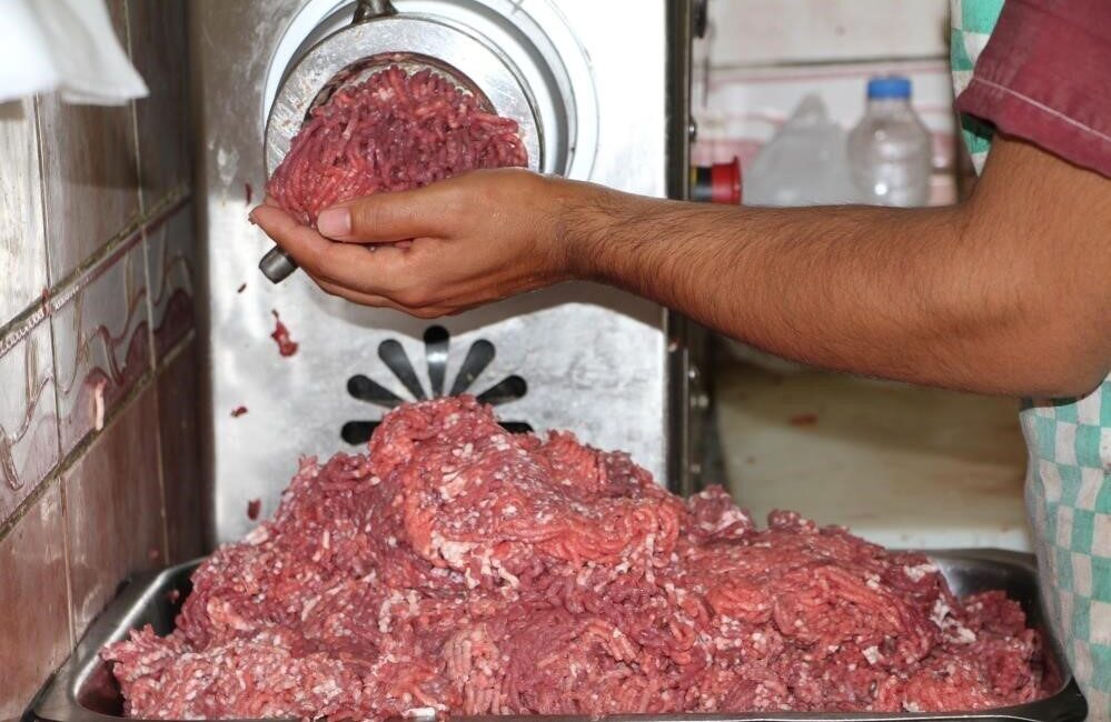 Erzincan’da kasapların kıyma mesaisi Erzincan’da bayramın birinci gününde kurban kesimlerinin ardından başlayan kasapların kıyma