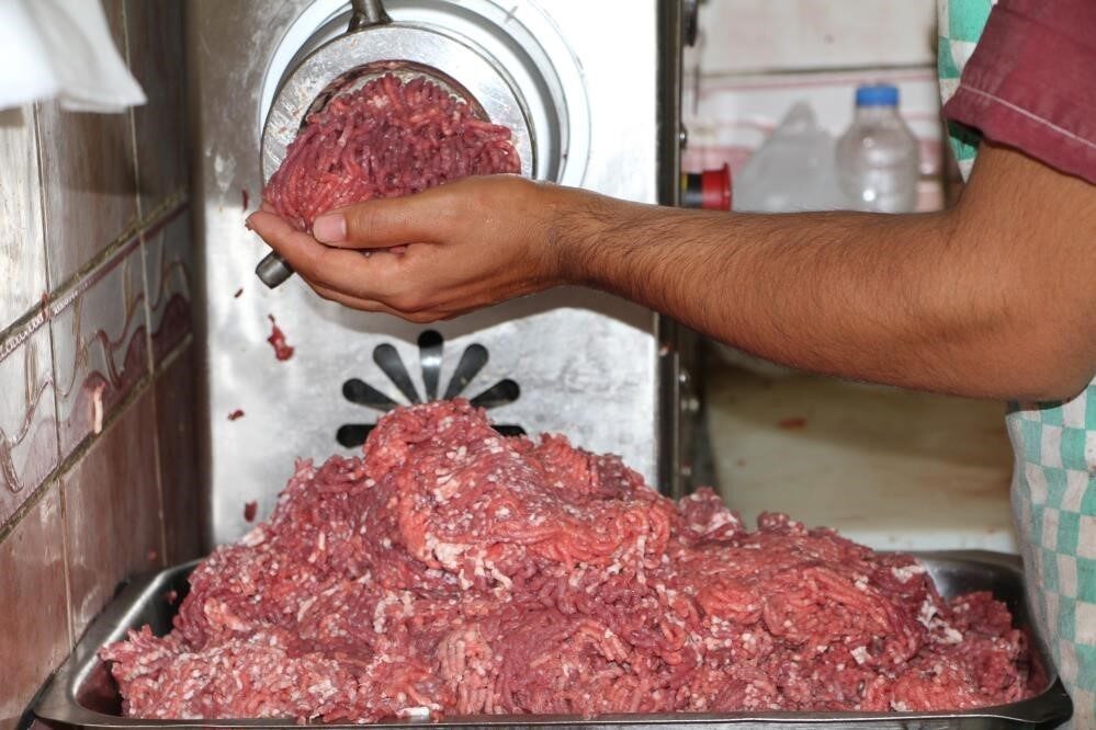 Erzincan’da bayramın birinci gününde kurban kesimlerinin ardından başlayan kasapların kıyma