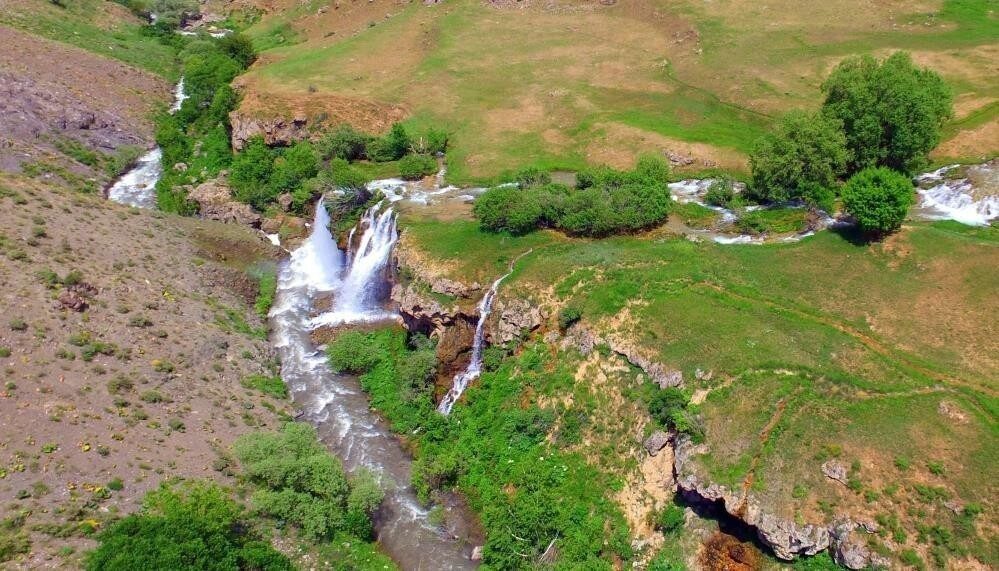 Erzincan’da Konarlı Şelalesi doğal güzelliğiyle ziyaretçilerini bekliyor Erzincan’ın Tercan ilçesine 50 kilometre uzaklıkta bulunan ve dağ yolu