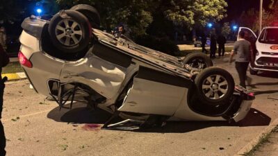 Erzincan’da feci trafik kazasında otomobil ağacı kökünden söktü, takla atarak