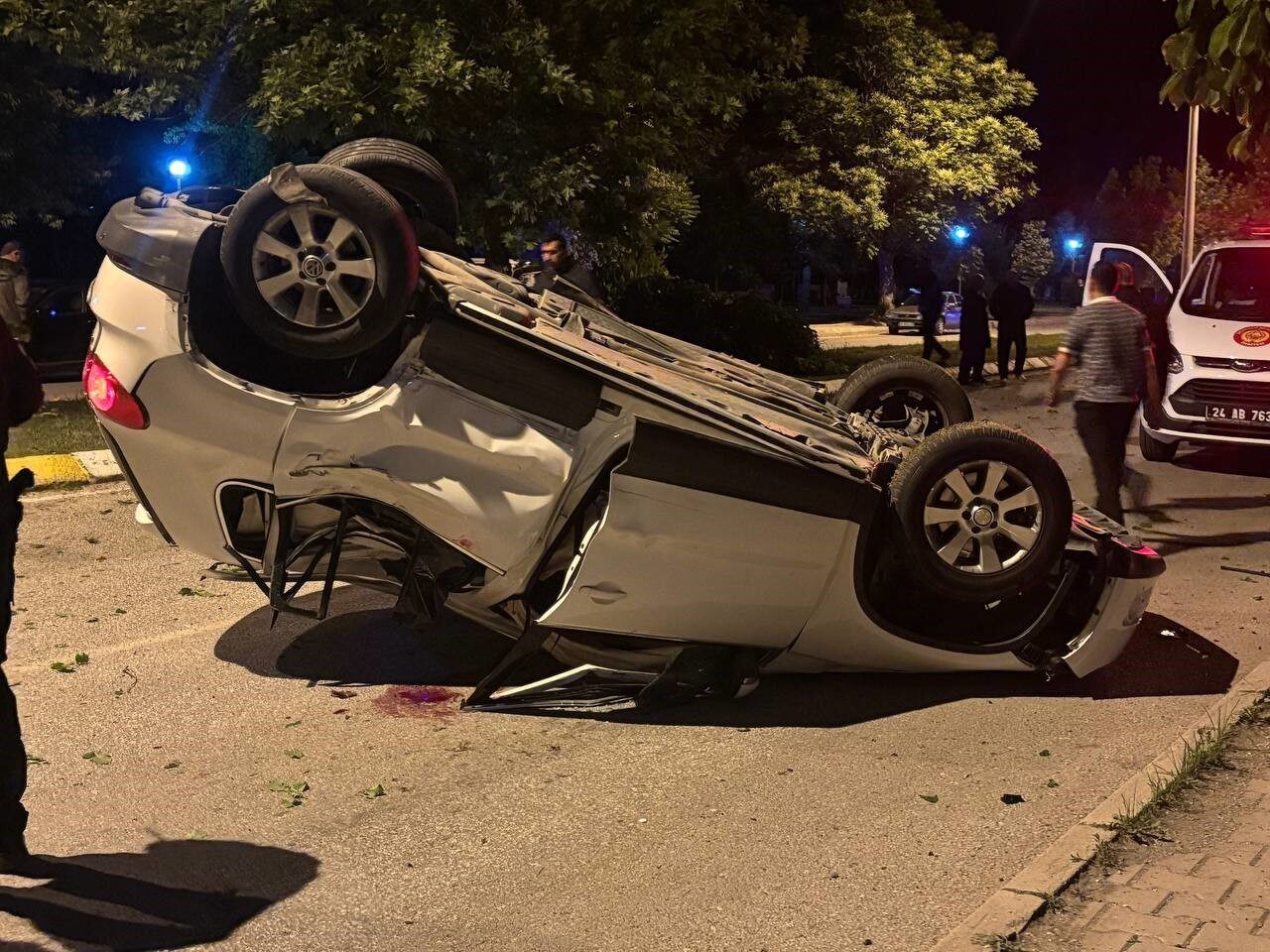 Erzincan’da feci trafik kazasında otomobil ağacı kökünden söktü, takla atarak
