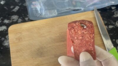 Erzincan’da marketten alınan sucuk içerisinden metal bir cisim çıktı. Vatandaş