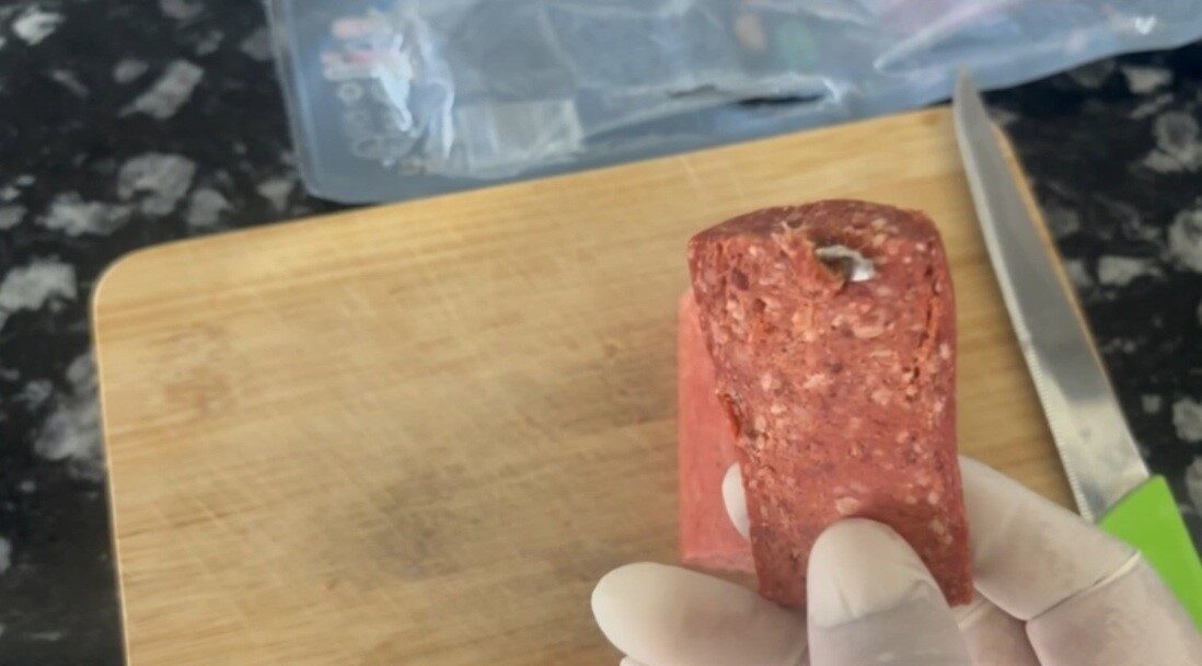 Erzincan’da marketten alınan sucuk içerisinden metal bir cisim çıktı. Vatandaş