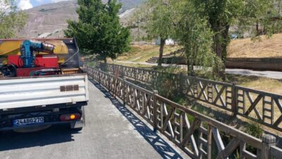 Erzincan Belediyesi Veteriner İşleri Müdürlüğü ekipleri tarafından yürütülen larva ilaçlama