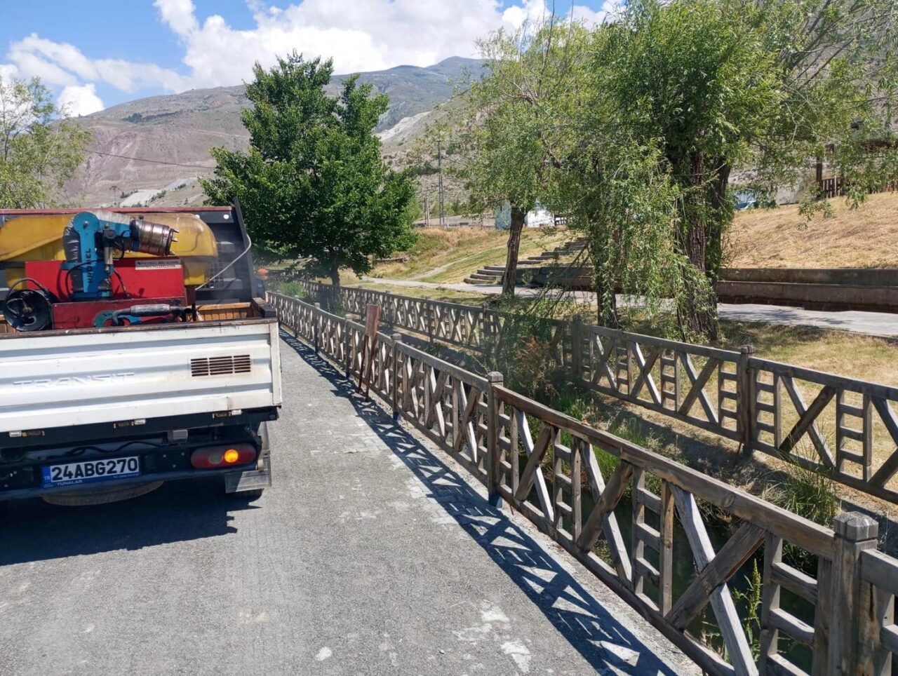 Erzincan Belediyesi Veteriner İşleri Müdürlüğü ekipleri tarafından yürütülen larva ilaçlama