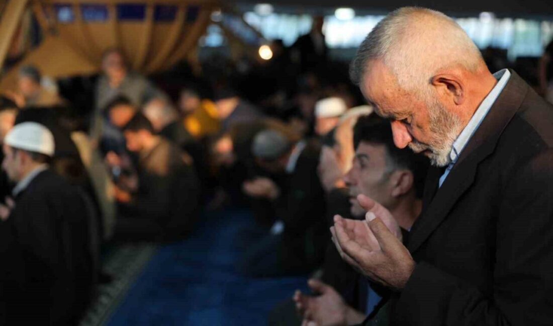 Erzincan’da Kurban Bayramı dolayısıyla sabahın erken saatlerinden itibaren camilere akın