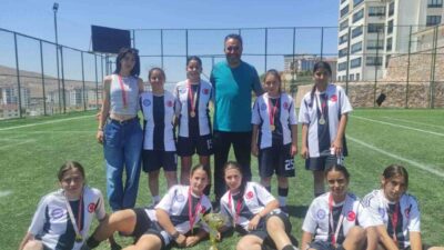 Erzincan’ın Gençler Gücü Spor Kulübü Kız Futbol Takımı, Elazığ’da düzenlenen