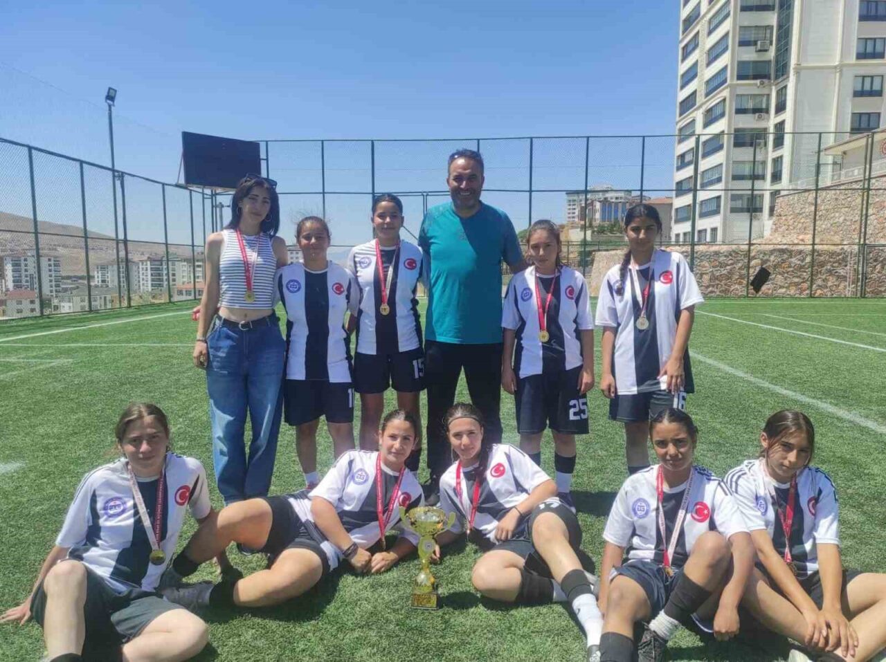 Erzincan’ın Gençler Gücü Spor Kulübü Kız Futbol Takımı, Elazığ’da düzenlenen