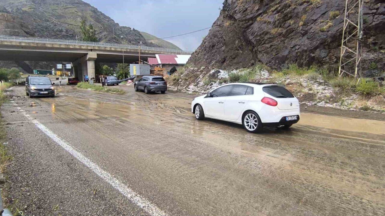Erzurum’un Tortum ilçesine bağlı Aksukapı mevkiinde, Erzurum-Artvin karayolu ile Oltu