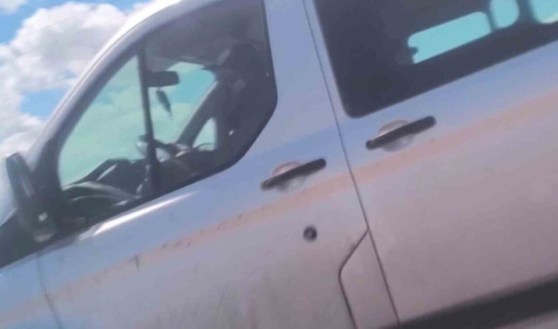 Erzurum-Artvin karayolunda tehlikeli anlar Erzurum-Artvin karayolunda araç kamerasına yansıyan görüntüler, trafikte yaşanan tehlikeyi bir