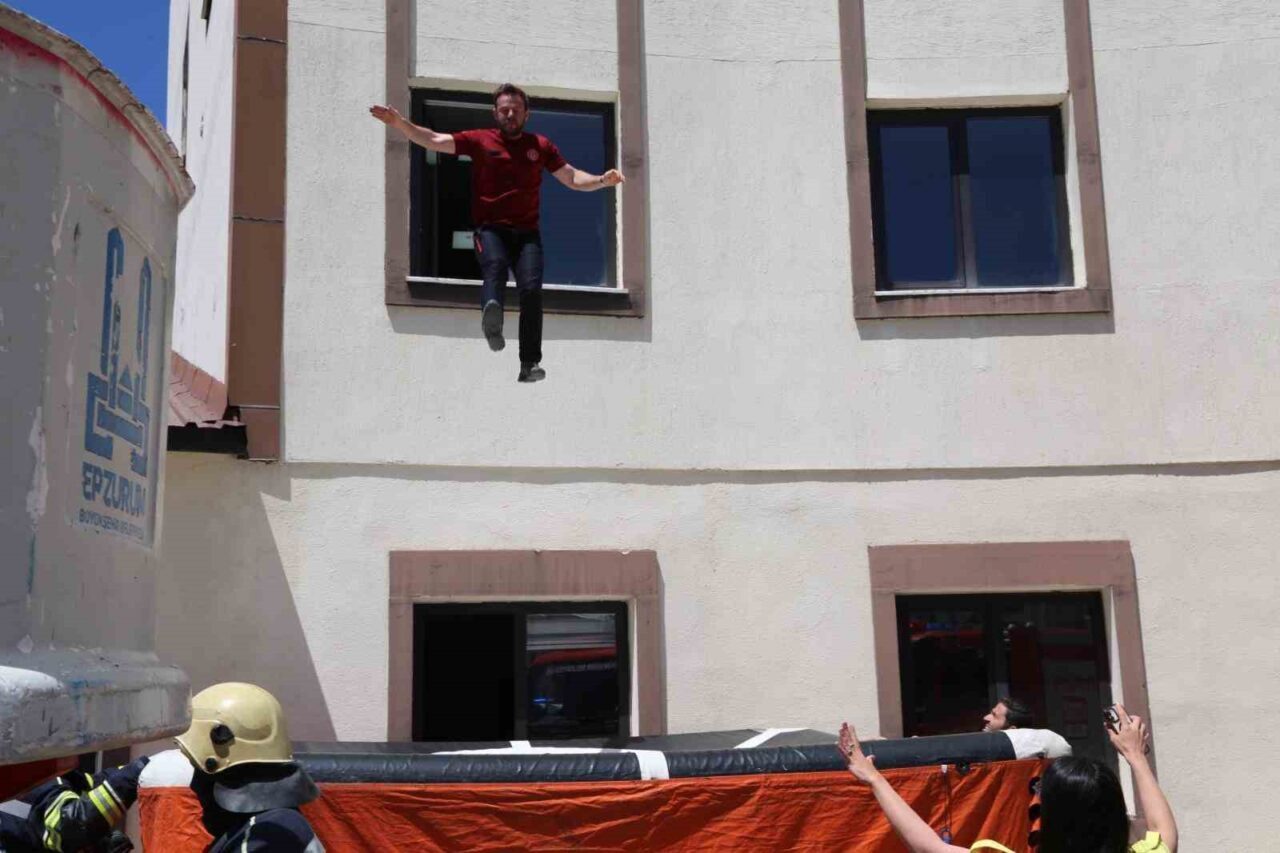 Erzurum Büyükşehir Belediyesi İtfaiye Daire Başkanlığı ekipleri olası bir yangındaki