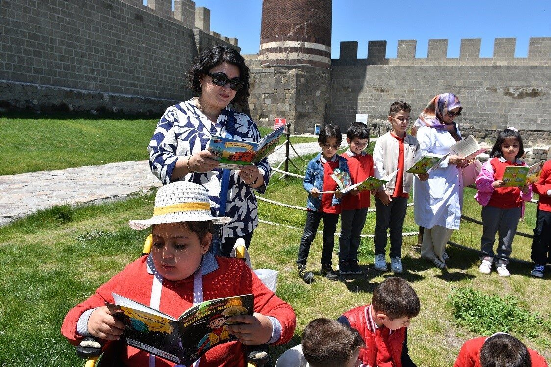 Kuruculuğunu Celal Akın İlkokulu öğretmeni Canan Ulukurt ve Romanya’dan Lilia