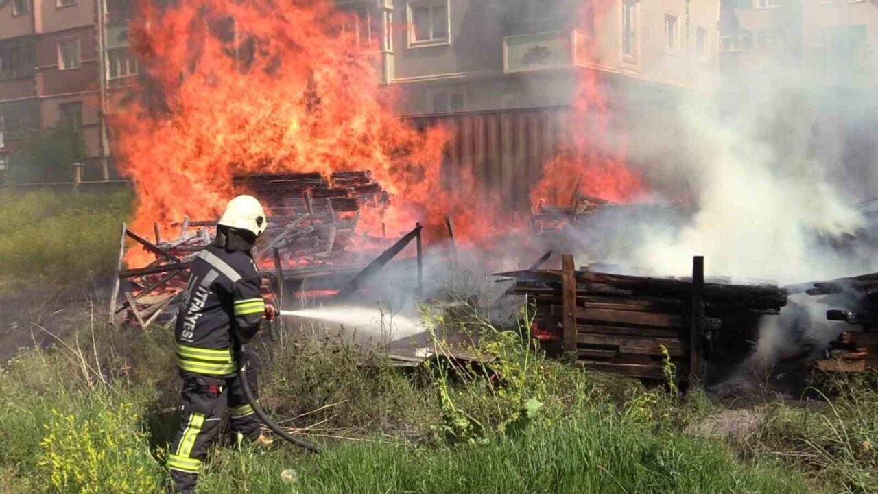 Erzurum’da bir inşaatta meydana gelen yangın bir anda büyüyerek itfaiye