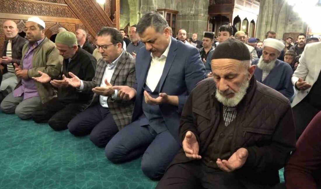 Erzurum’da protokol üyeleri, tarihi Ulu Cami’de Kurban Bayramı namazını kıldıktan