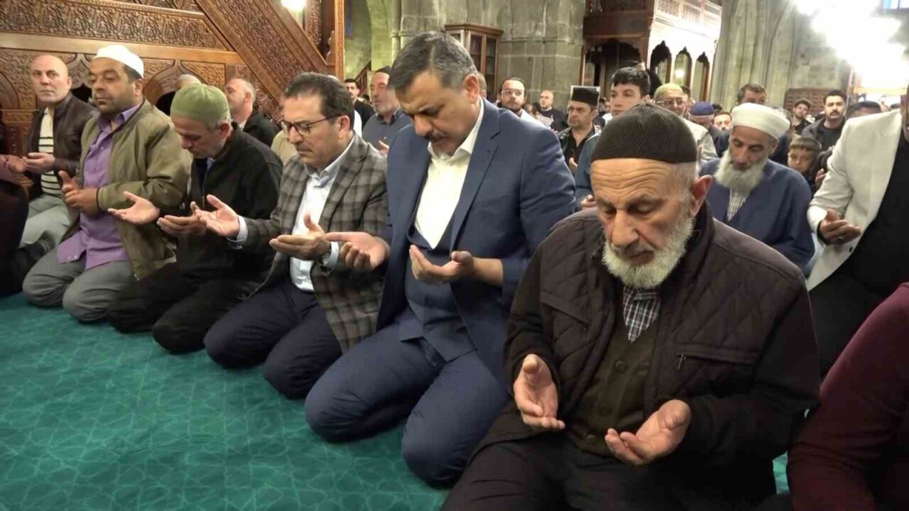 Erzurum’da protokol üyeleri, tarihi Ulu Cami’de Kurban Bayramı namazını kıldıktan