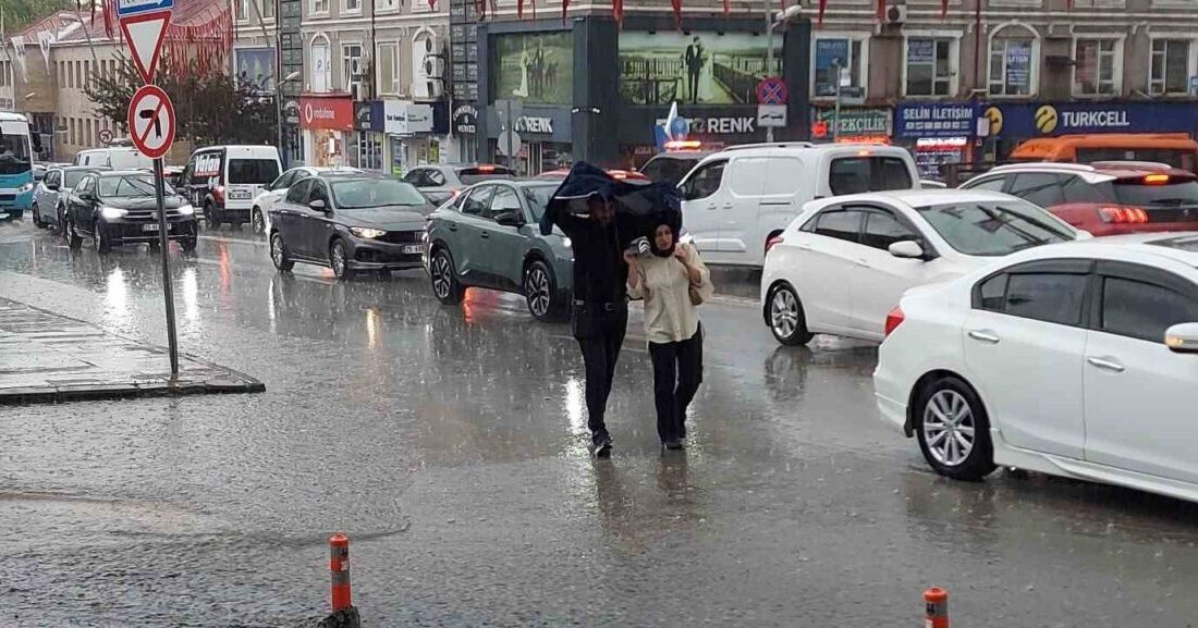 Erzurum’da sağanak yağış hayatı olumsuz etkiledi. Kent merkezinde öğle saatlerinde