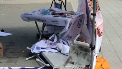 Eskişehir’de, AK Parti Eskişehir İl Başkanlığı tarafından kurulan standa, kimliği