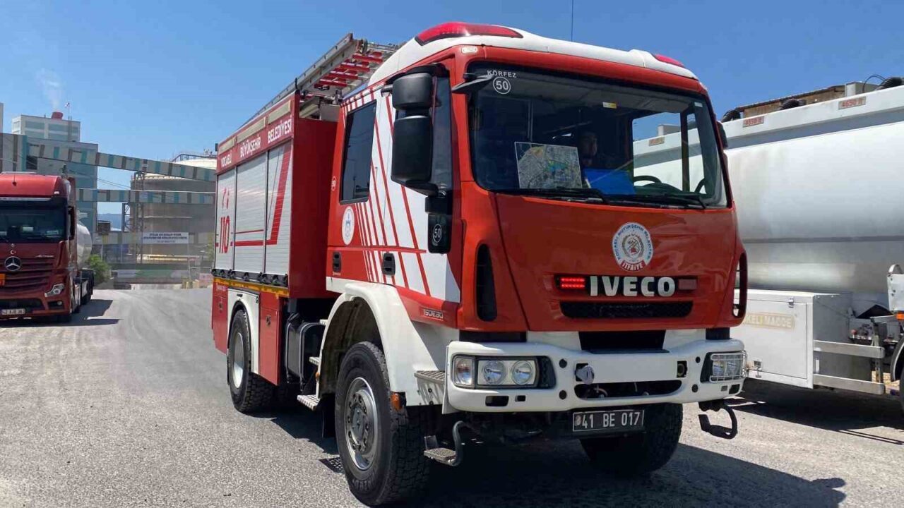 Kocaeli’nin Körfez ilçesinde bulunan Gübretaş Fabrikası’nın çatı kısmında, taşıyıcı bant