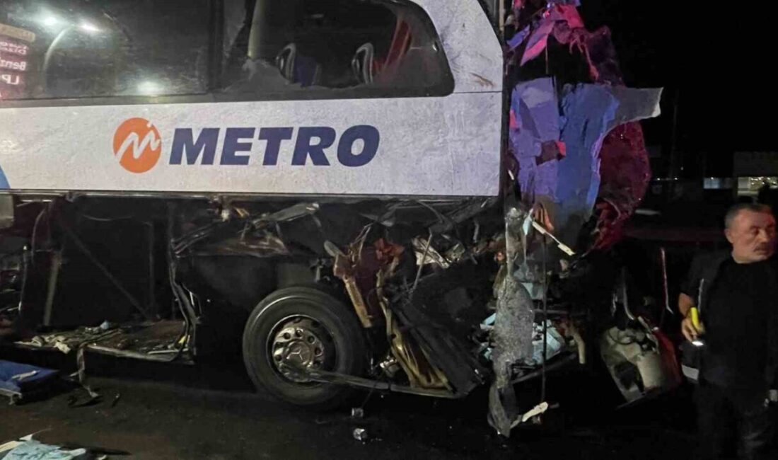 Sakarya’nın Pamukova ilçesi D-650 Karayolu’nda yolcu otobüsü ile tırın çarpışması