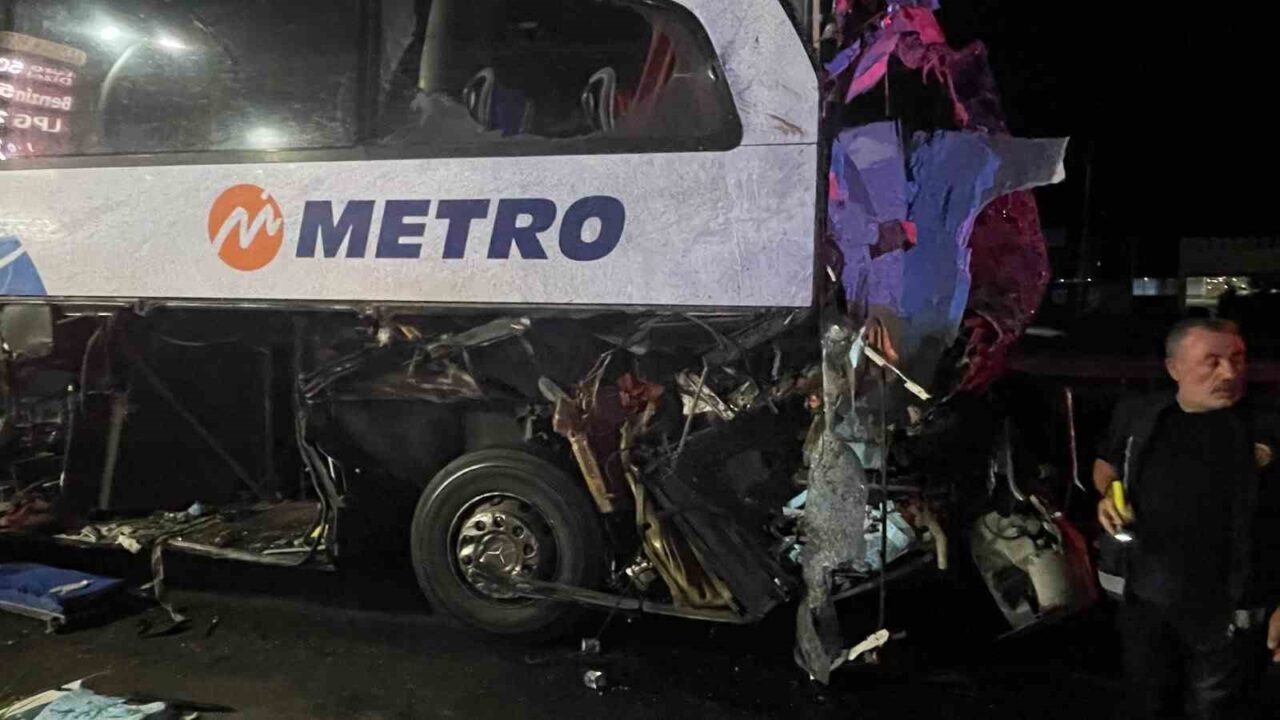 Sakarya’nın Pamukova ilçesi D-650 Karayolu’nda yolcu otobüsü ile tırın çarpışması