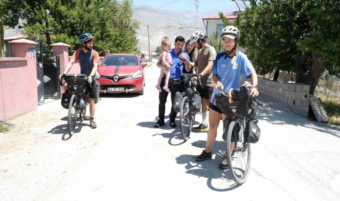 Fransa’dan bisikletle yola çıkan 3 Fransız, Erzincan’da misafir edildikleri evde