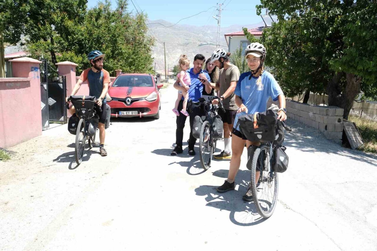Fransa’dan bisikletle yola çıkan 3 Fransız, Erzincan’da misafir edildikleri evde