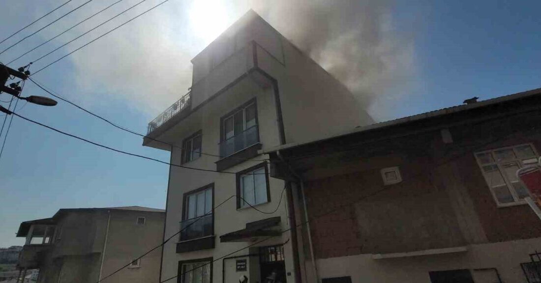 Kocaeli’nin Gebze ilçesinde 3 katlı binadaki çatı yangını, itfaiye ekiplerince