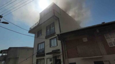 Kocaeli’nin Gebze ilçesinde 3 katlı binadaki çatı yangını, itfaiye ekiplerince
