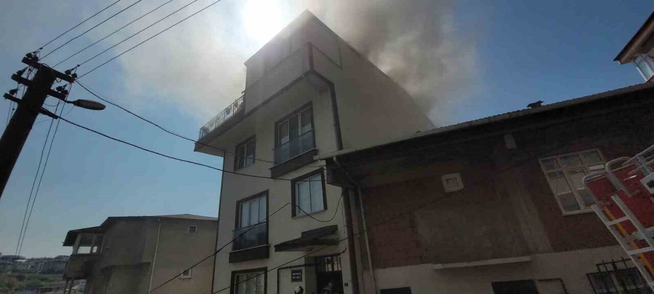 Kocaeli’nin Gebze ilçesinde 3 katlı binadaki çatı yangını, itfaiye ekiplerince