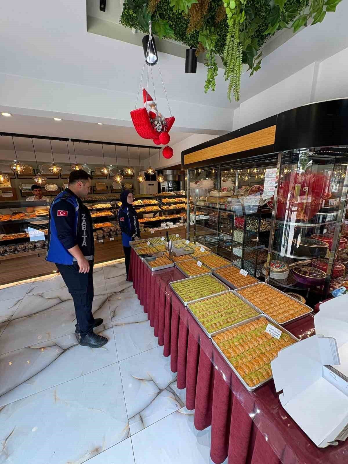 Gebze’de zabıta ekipleri, bayram öncesinde tatlı üretimi ve satışı yapan