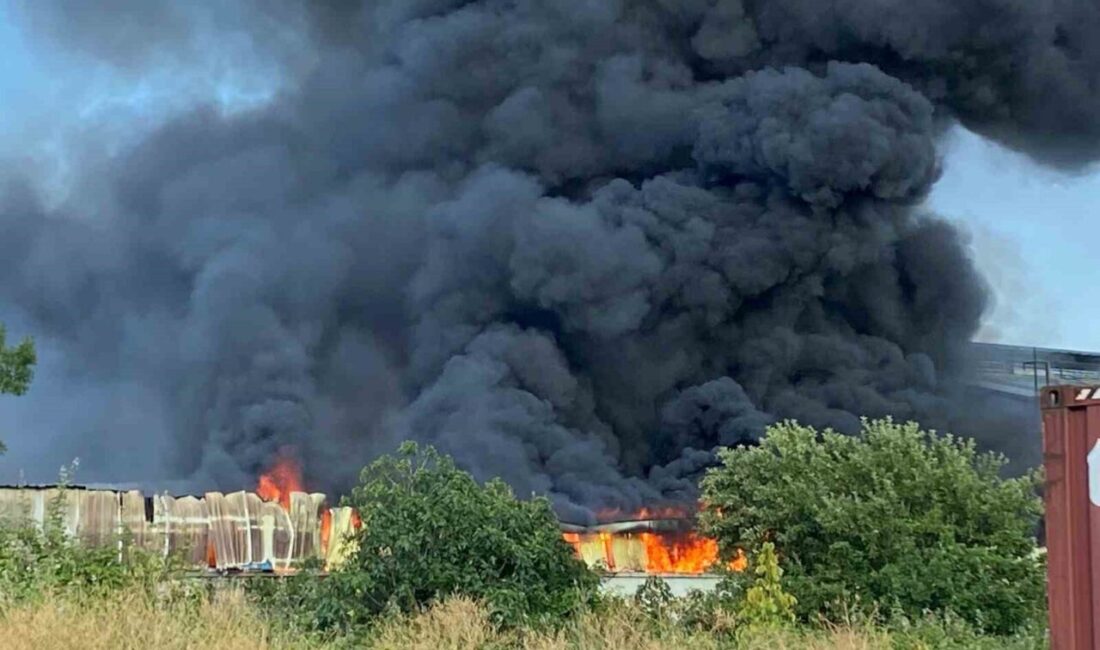 Kocaeli’nin İzmit ilçesinde geri dönüşüm fabrikasında çıkan yangın, ekiplerin yaklaşık