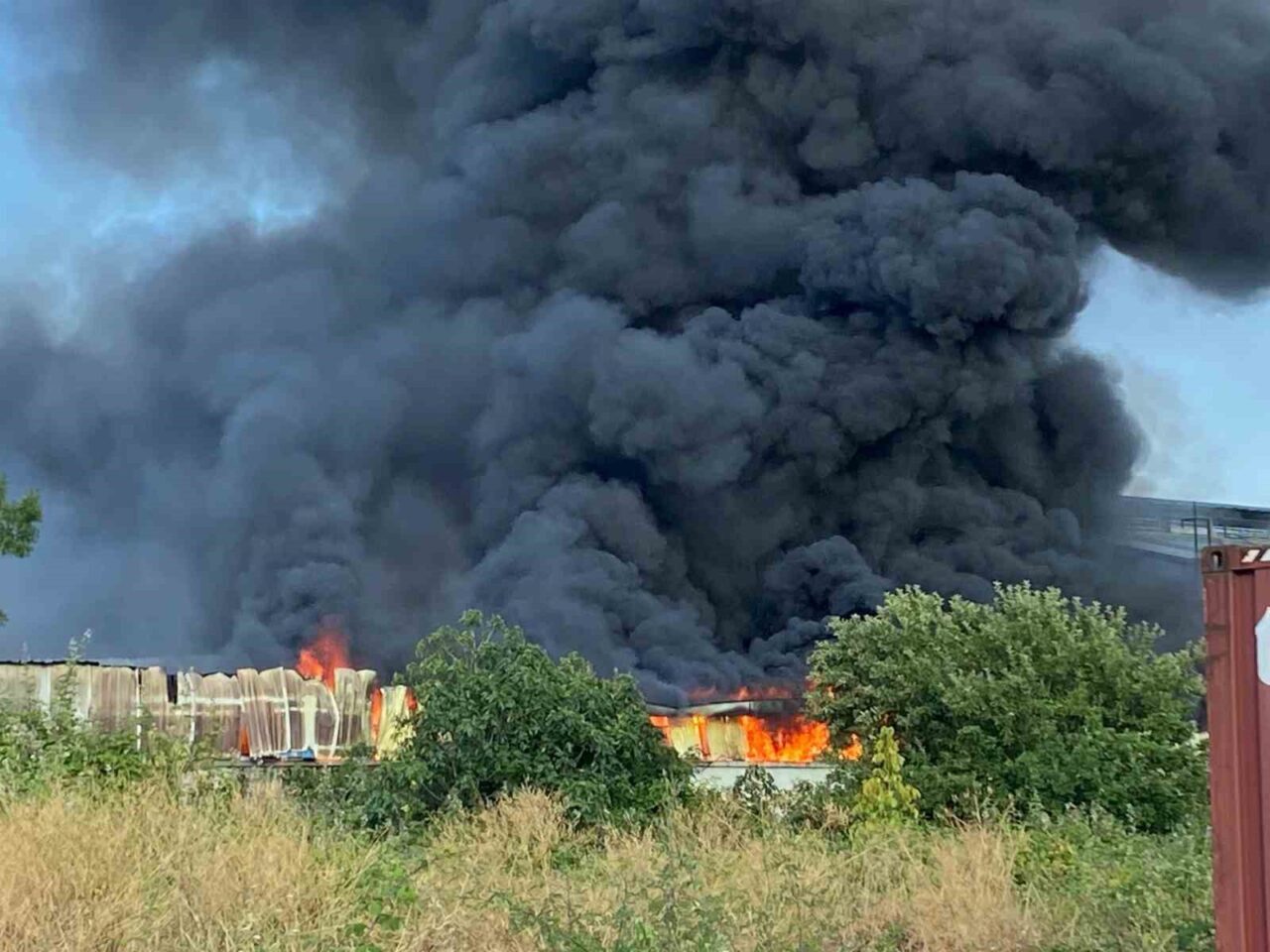 Kocaeli’nin İzmit ilçesinde geri dönüşüm fabrikasında çıkan yangın, ekiplerin yaklaşık