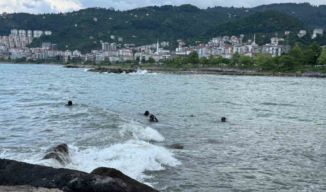 Giresun’da serinlemek amacıyla babasıyla birlikte denize giren çocuk akıntıya kapılarak