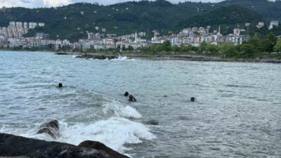 Giresun’da serinlemek amacıyla babasıyla birlikte denize giren çocuk akıntıya kapılarak