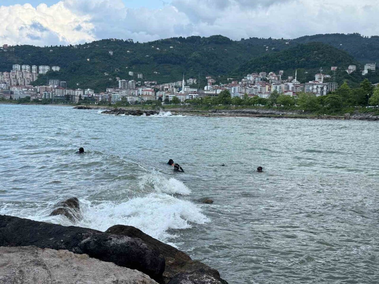 Giresun’da serinlemek amacıyla babasıyla birlikte denize giren çocuk akıntıya kapılarak