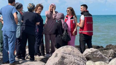 Giresun’da serinlemek için girdikleri denizde akıntıya kapılan baba kurtarılırken, oğlunun