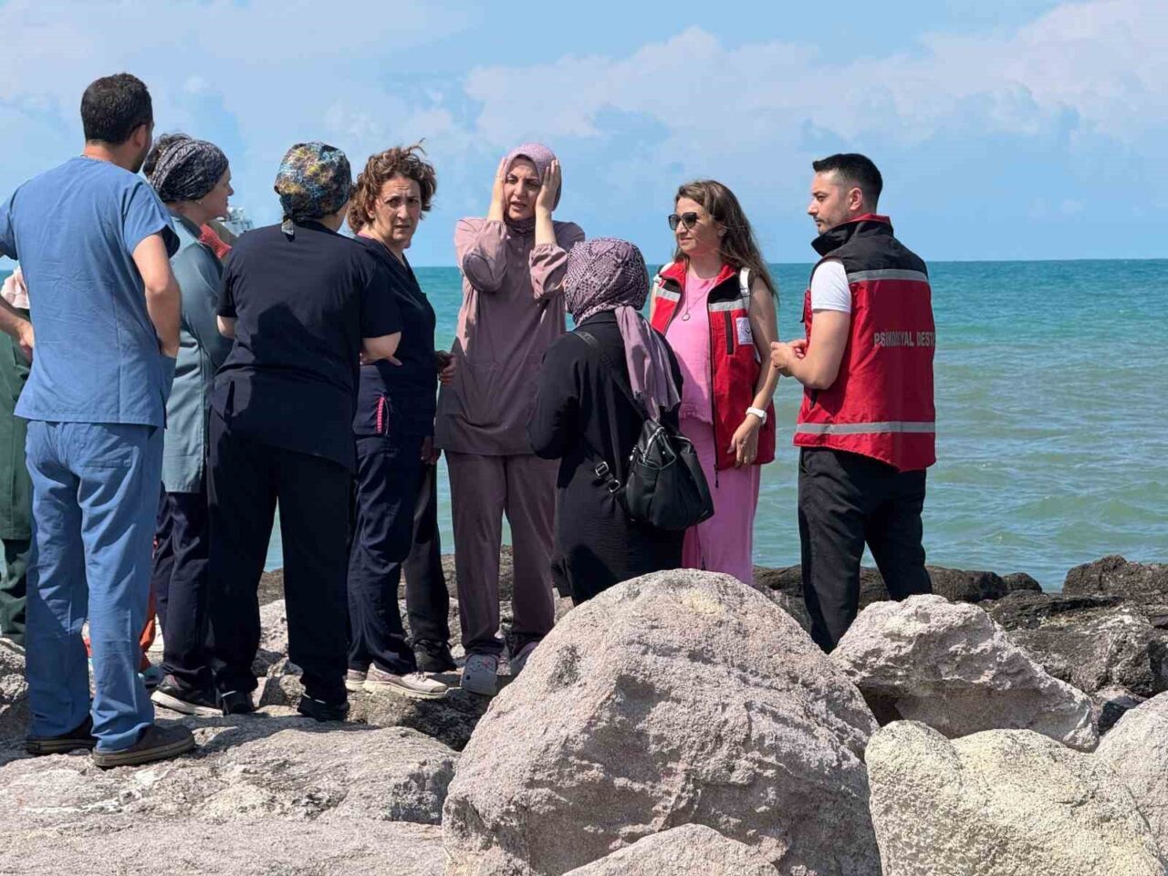 Giresun’da serinlemek için girdikleri denizde akıntıya kapılan baba kurtarılırken, oğlunun