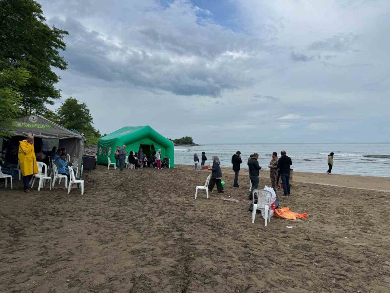 Giresun’da serinlemek amacıyla dün babasıyla birlikte denize giren çocuk, akıntıya