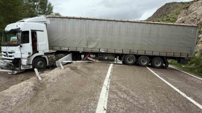 Gümüşhane-Bayburt Karayolu üzerinde Akçahisar Köyü mevkiinde kontrolden çıkan bir tırın