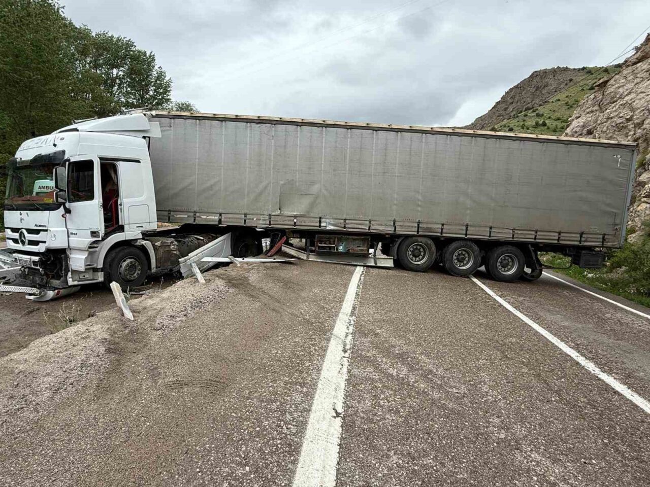 Gümüşhane-Bayburt Karayolu üzerinde Akçahisar Köyü mevkiinde kontrolden çıkan bir tırın