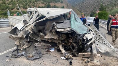 Gümüşhane-Trabzon karayolunda bir kamyonetin bariyerlere çarpması sonucu meydana gelen kazada