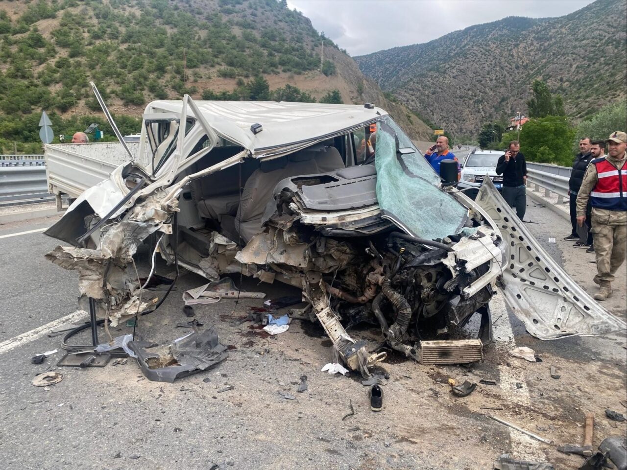 Gümüşhane-Trabzon karayolunda bir kamyonetin bariyerlere çarpması sonucu meydana gelen kazada