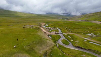Gümüşhane’nin yüksek yaylalarında karların erimesiyle birlikte oluşan menderesler, etrafında otlayan