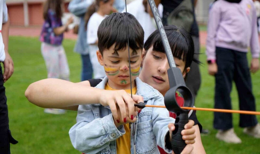 Gümüşhane’de çocuklar için düzenlenen Gençlik Spor Festivali, çocukların yanında aileleri